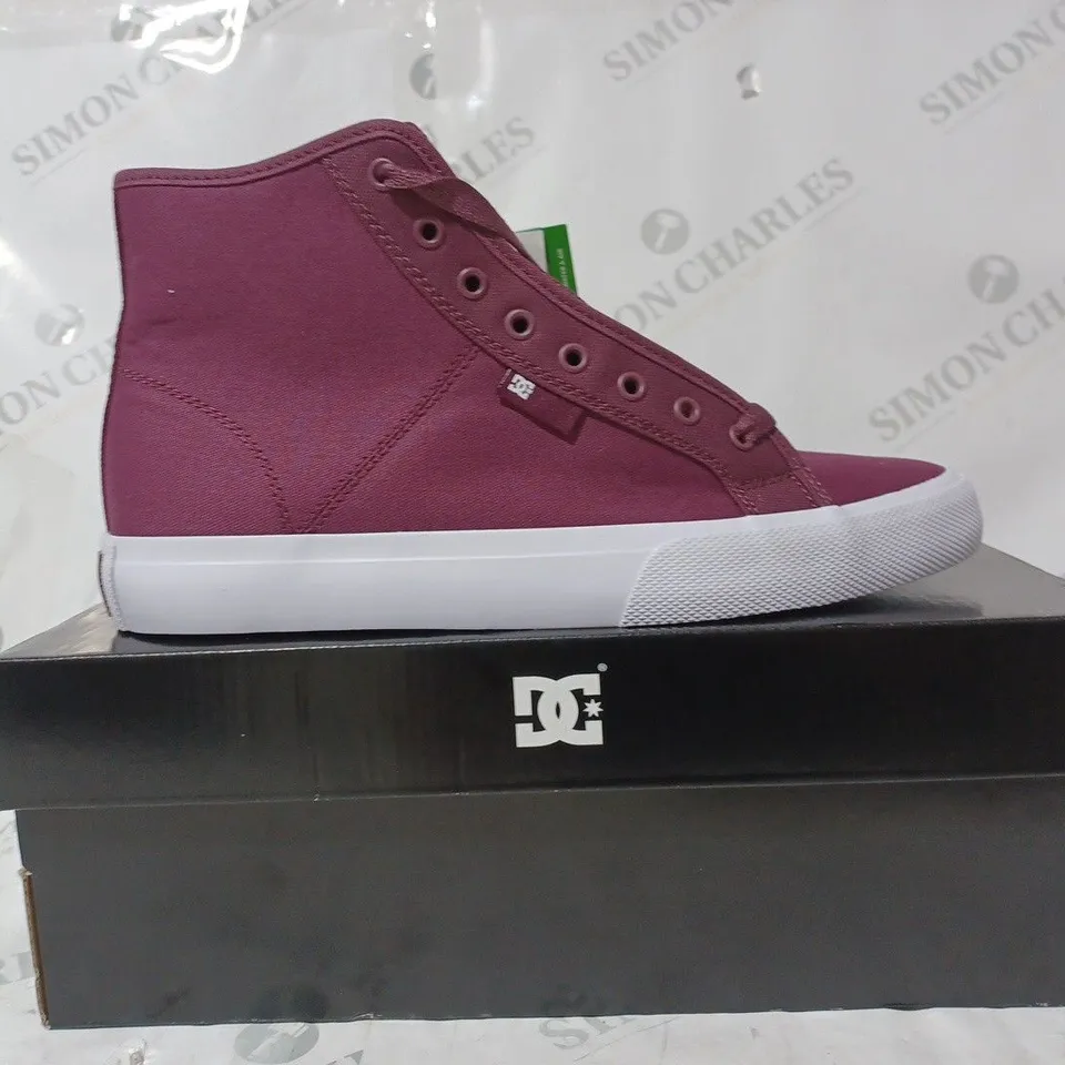 BOXED PAIR OF DC MANUAL HI TXSE SHOES IN PLUM UK SIZE 9