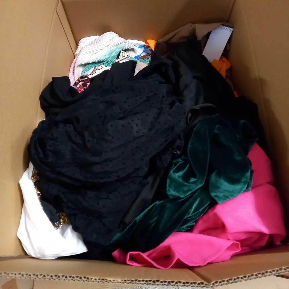 LOT OF APPROX 20 ASSORTED CLOTHING ITEMS VARYING IN SIZE/COLOUR/STYLE TO INCLUDE: TROUSERS, SKIRTS, TOPS