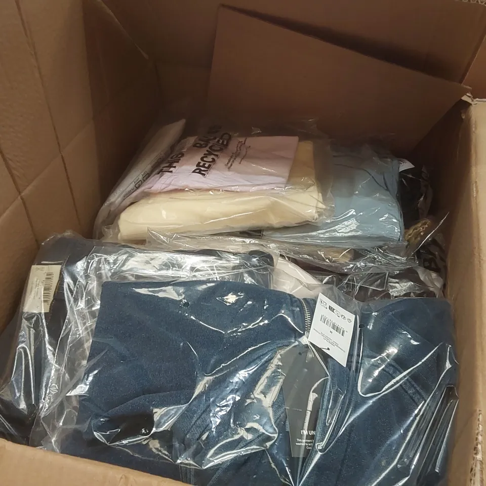 PALLET CONTAINING A VERY LARGE QUANTITY OF BRAND NEW ASSORTED CLOTHING/ACCESSORIES INCLUDING: SUNGLASSES, JEANS, BIKINIS, T-SHIRTS, JUMPERS ECT