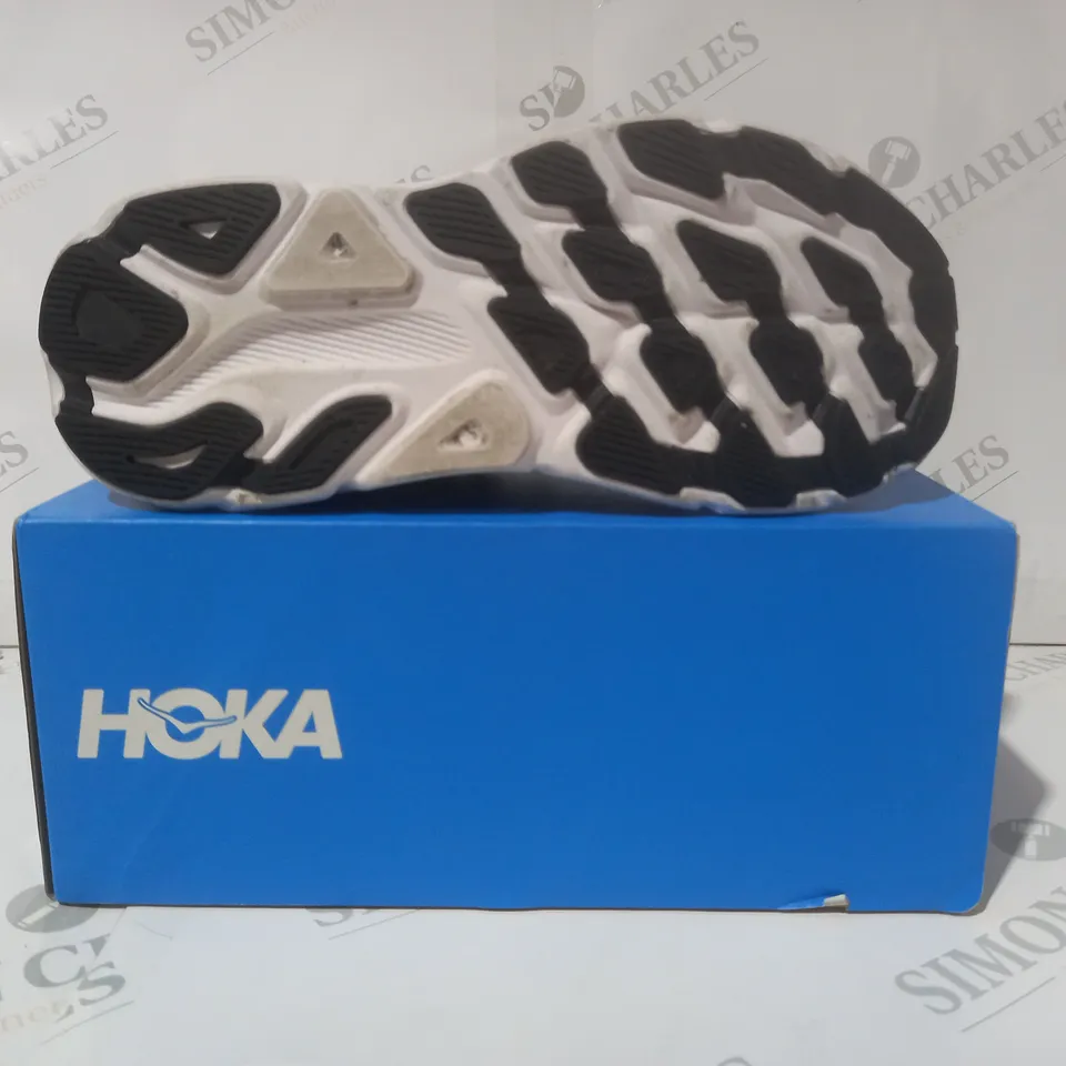 BOXED PAIR OF HOKA Y CLIFTON 9 YOUTH SHOES IN GREY UK SIZE 3.5