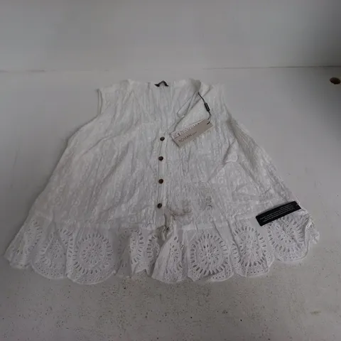 ROMAN EMBELLISHED SLEEVELESS CRINKLE BLOUSE IN WHITE - 16