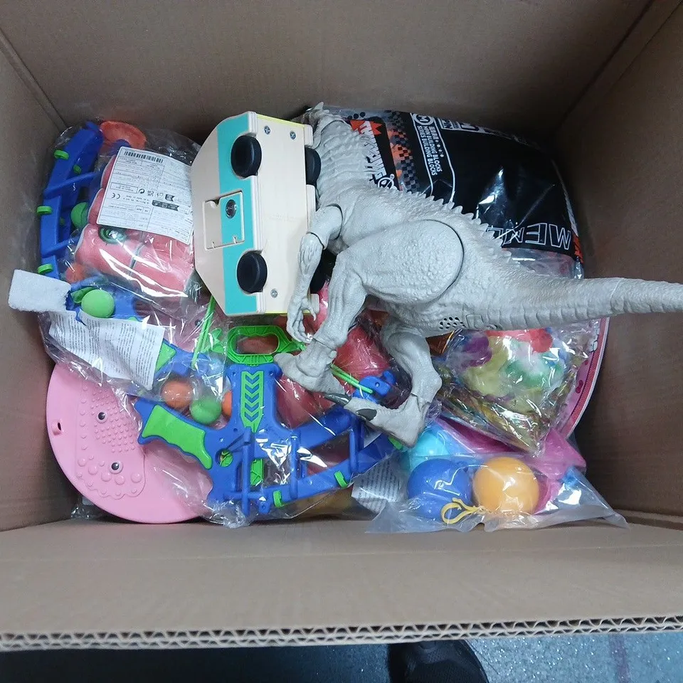 LARGE QUANTITY OF ASSORTED TOYS AND GAMES TO INCLUDE THE WOOBLES CROCHET SET, LEGO MINECRAFT, CONSTRUCTION SET AND T-REX FIGURINE