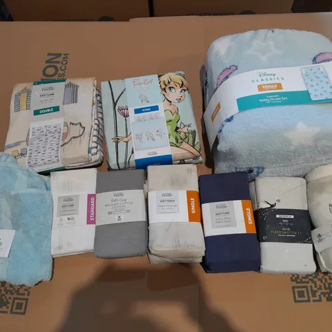 BOX OF APPROXIMATELY 10 ASSORTED BEDDING AND SOFT FURNISHING ITEMS TO INCLUDE - THROW BLANETS - DUVET SETS - PILLOWCASES ETC.