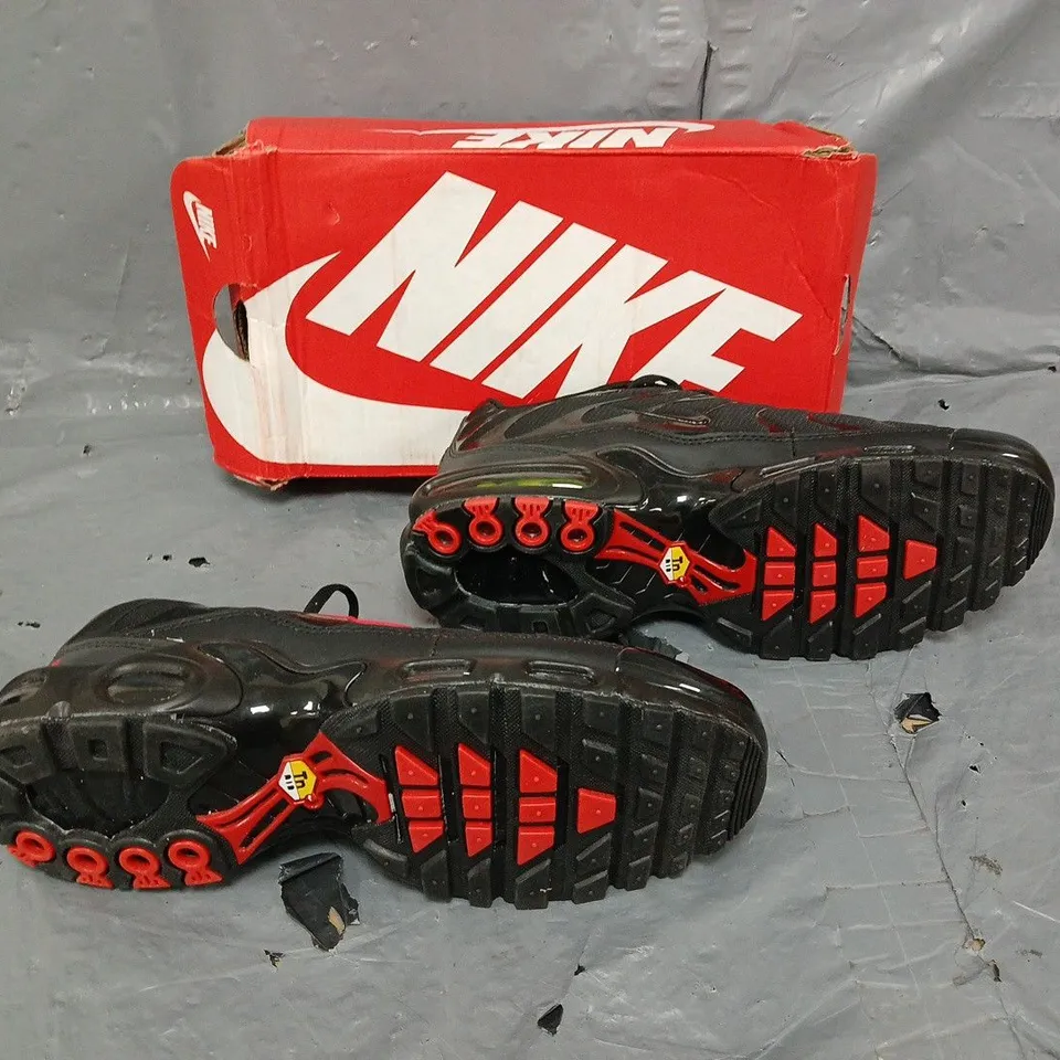 BOXED PAIR OF NIKE AIR MAX PLUS BLACK/RED US 10 