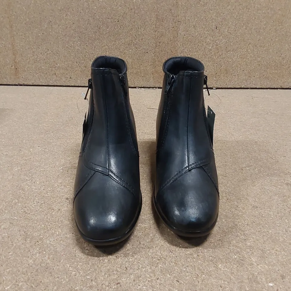 BOXED PAVERS BLACK BOOTS - SIZE 4 