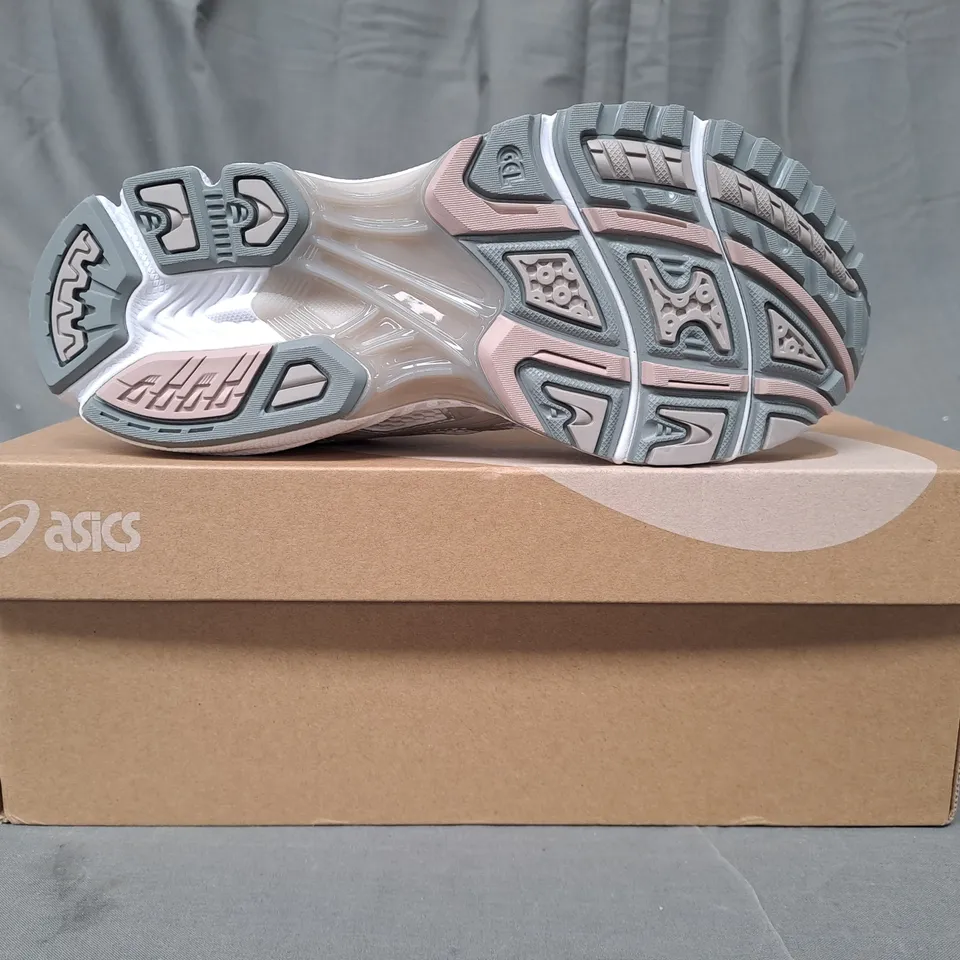 BOXED PAIR OF ASICS GEL-KAYANO 14 SHOES IN WHITE/METALLIC SILVER UK SIZE 5.5