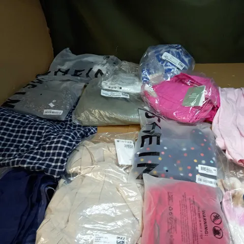 LOT OF A SIGNIFICANT QUANTITY OF ASSORTED CLOTHING AND ACCESSORIES TO INCLUDE; T-SHIRTS, JUMPERS ETC