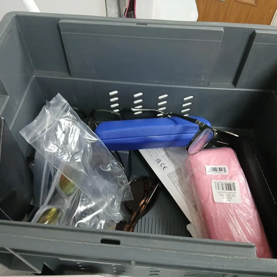 LARGE QUANTITY OF ASSORTED GLASSES AND ACCESSORIES