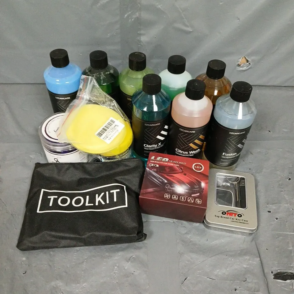 APPROXIMATELY 10 ASSORTED CAR ACCESSORIES TO INCLUDE CITRUS WASH, CA DETAILING CLAY BAR, TUBEER BURNISHING ETC - COLLECTION ONLY