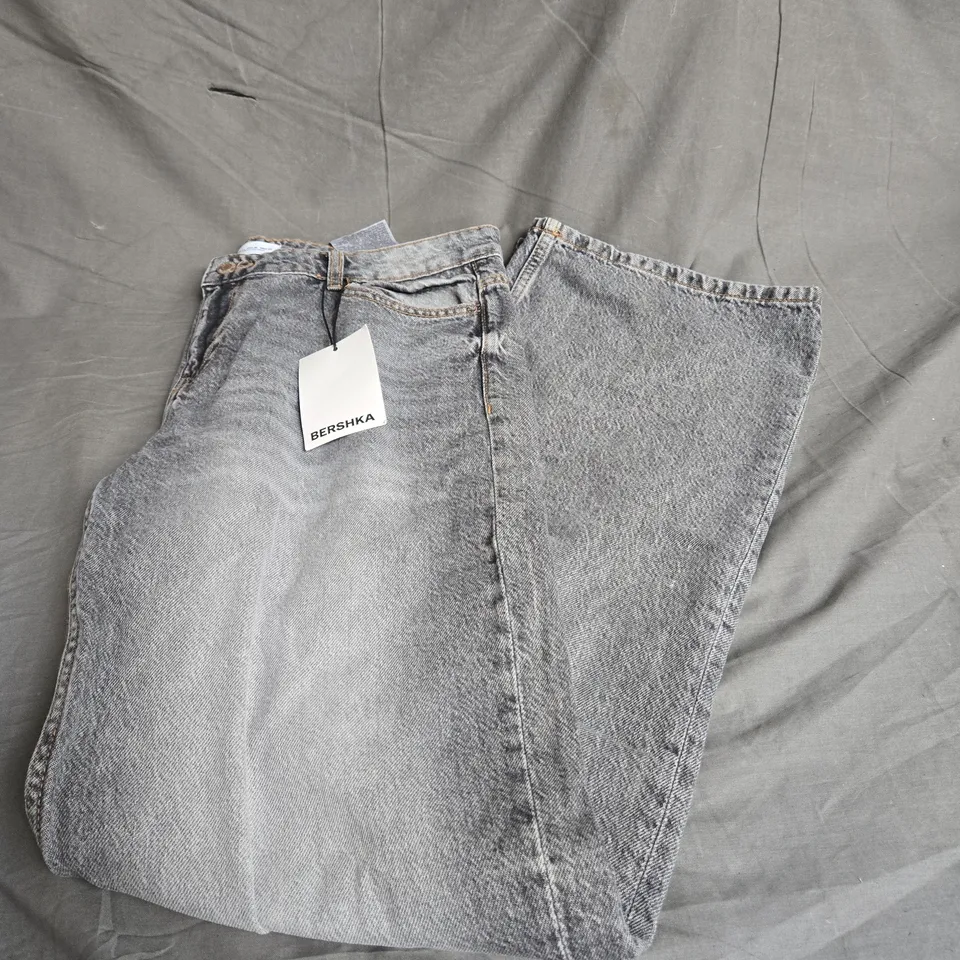 BERSHKA CROPPED STRAIGHT JEANS IN GREY WASH SIZE EU 42