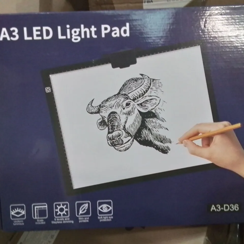 PALLET CONTAINING VARIOUS ASSORTED BOXED HOUSEHOLD ITEMS TO INCLUDE: PC MONITOR, WORLD TRAVEL MAP PIN BOARD, LED LIGHT PAD AND LOTS MORE UNMARKED BOXED ITEMS 