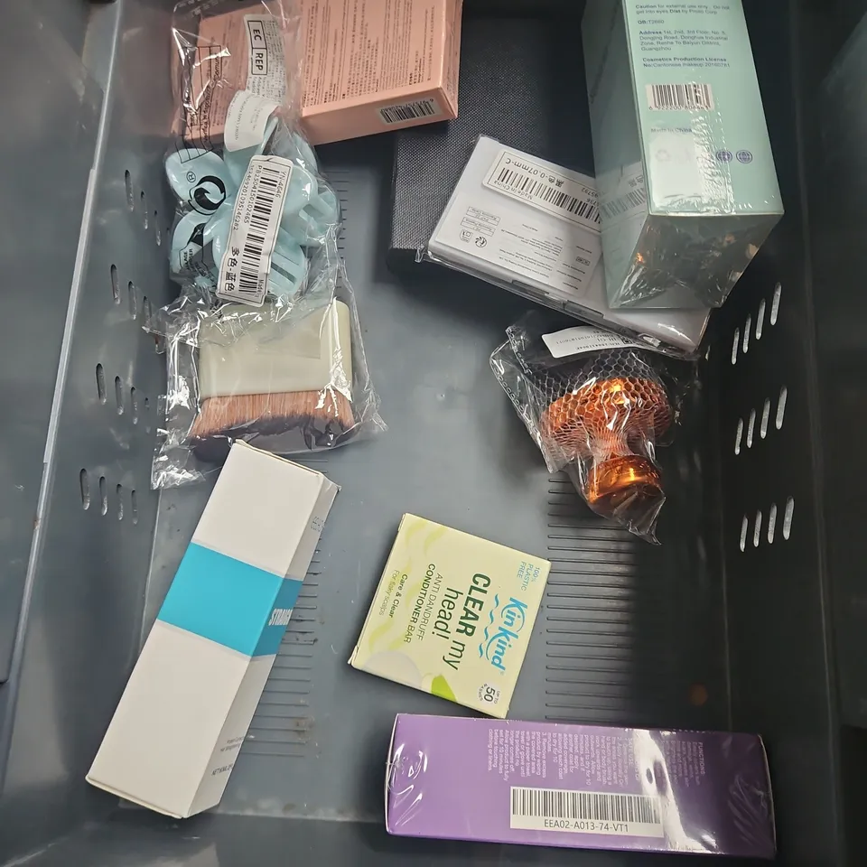 APPROXIMATELY 20 ASSORTED HEALTH & BEAUTY PRODUCTS TO INCLUDE - MILKSHAKE NOURISHING SHAMPOO - MAISON ZEE KESSA GLOVE - FLOWER SUPERNOVA CELESTIAL SKIN ELIXIR - ETC