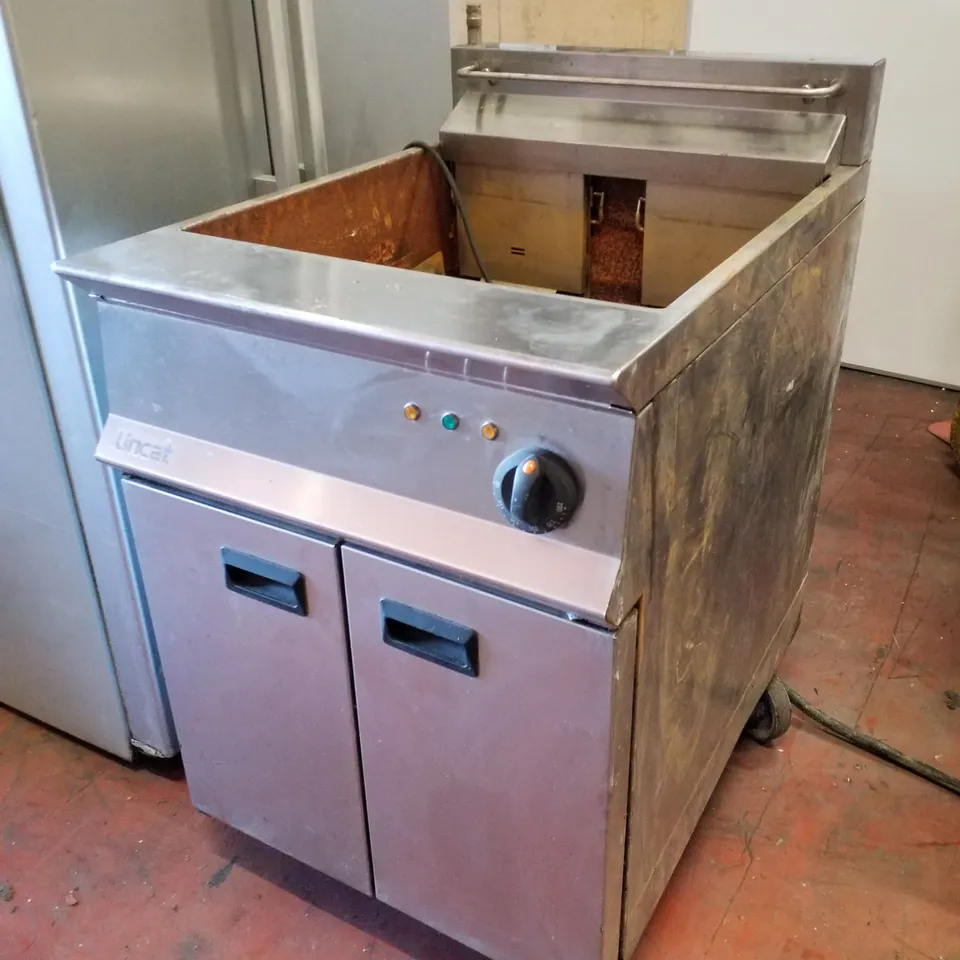 LINCAT OPUS 800 SINGLE TANK TWIN BASKET FREE STANDING ELECTRIC FILTRATION FRYER