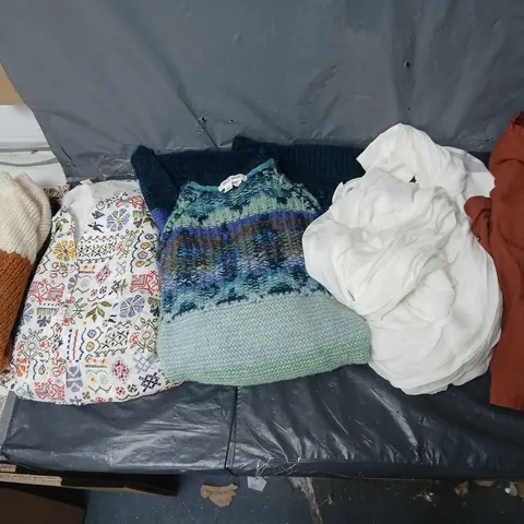 APPROXIMATELY 15 ASSORTED CLOTHING ITEMS IN VARIOUS COLOURS, STYLES AND SIZES