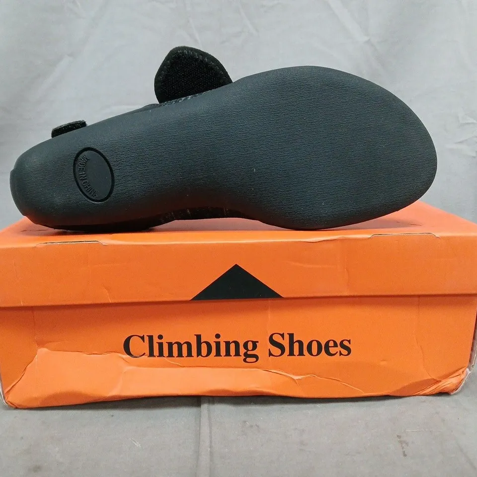 BOXED PAIR OF UNBRANDED CLIMBING SHOES IN BLACK SIZE UNSPECIFIED