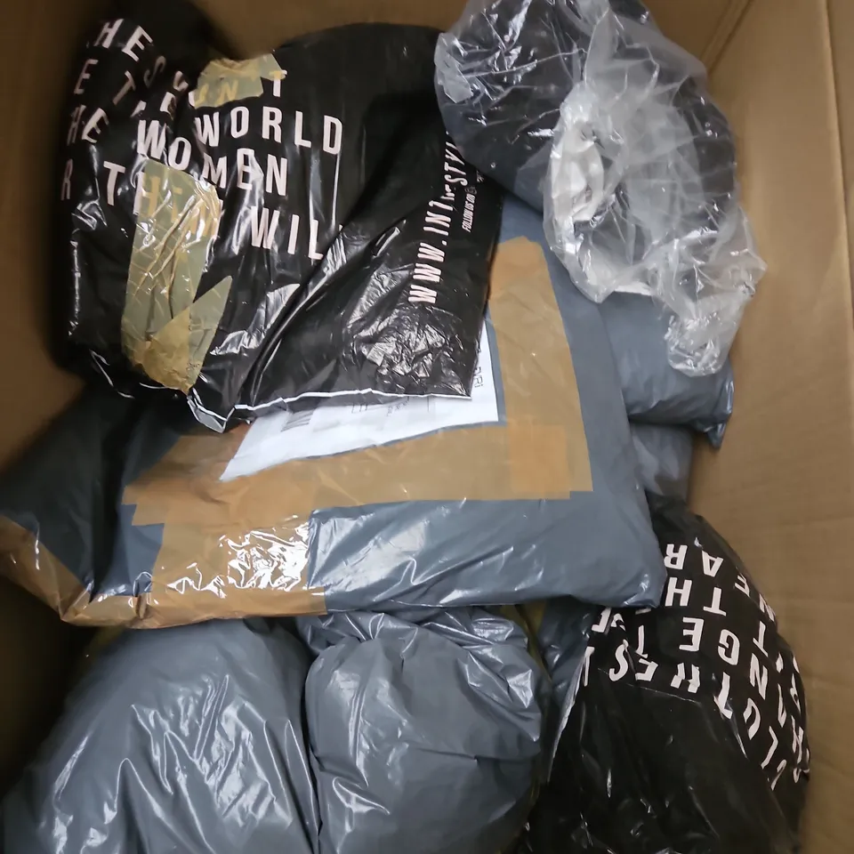 APPROXIMATELY 20 ASSORTED CLOTHING ITEMS IN VARIOUS STYLES AND SIZES 