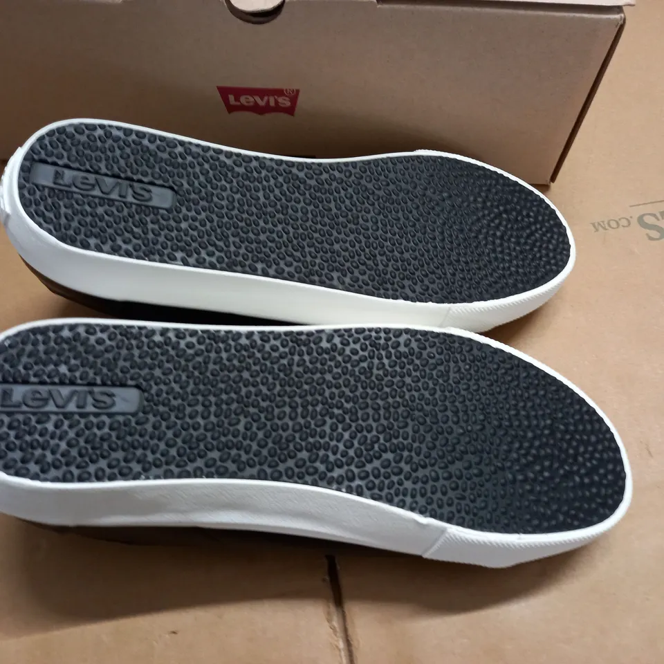 BOXED BRAND NEW LEVIS WOODWARD TRAINERS IN BLACK - 10 (44)