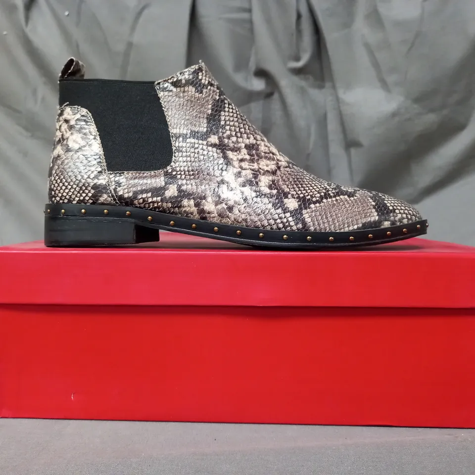 BOXED PAIR OF LONDON REBEL SYNTHETIC ANKLE BOOTS IN GREY SNAKE UK SIZE 3