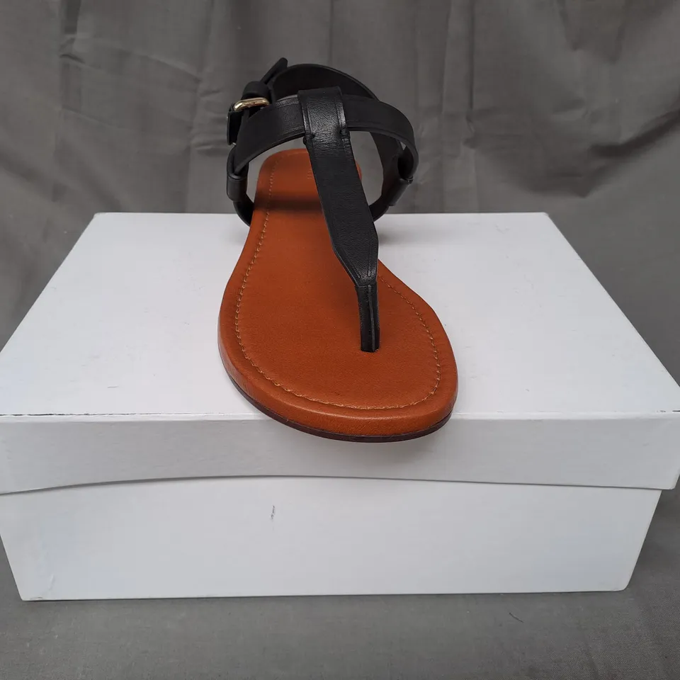 BOXED PAIR OF ME+EM TOE-POST FLAT SANDALS IN BLACK EU SIZE 40