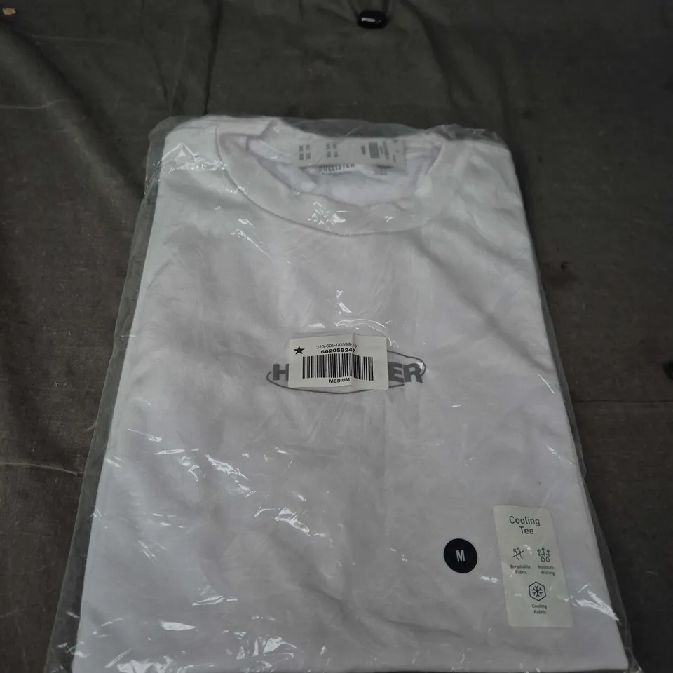 BAGGED HOLLISTER CASUAL LOGO TEE - SIZE M