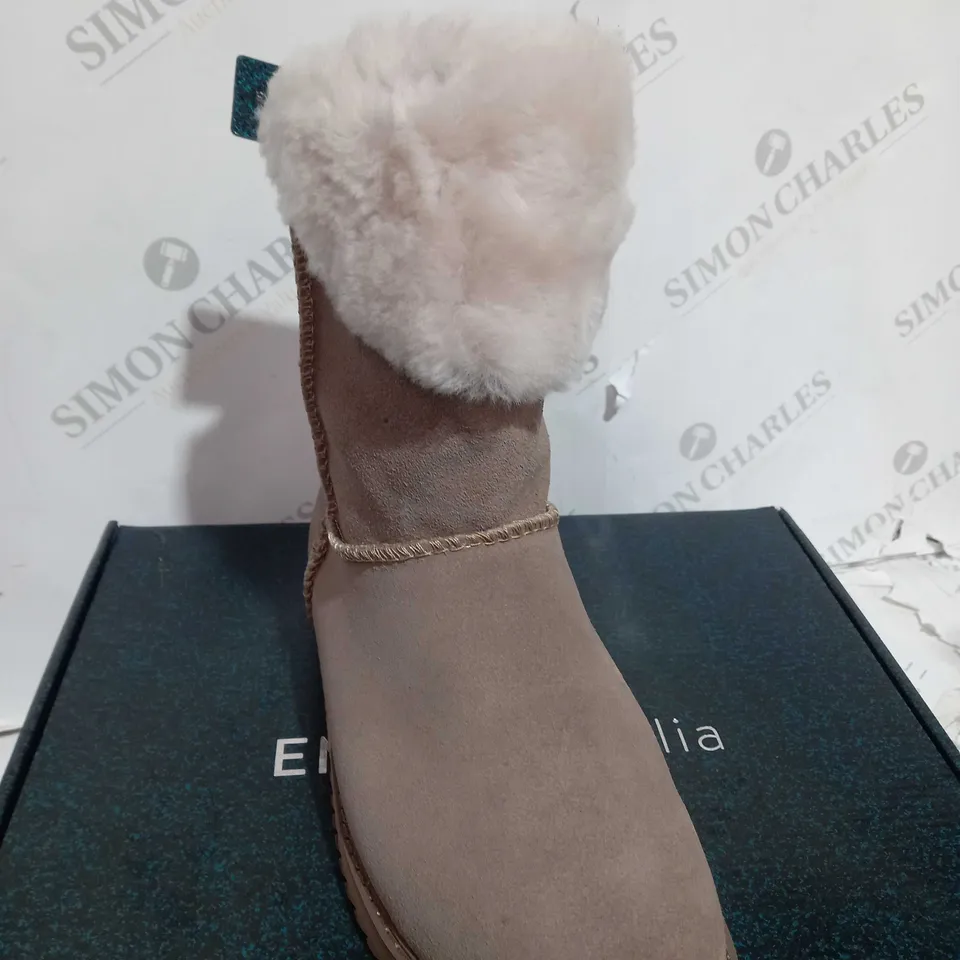 BOXED PAIR OF EMU BIRDWOOD BOOTS IN MUSHROOM UK SIZE 6
