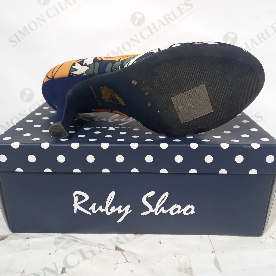 BOXED PAIR OF RUBY SHOO WILLOW CLOSED TOE HEELS IN GREEN/BLUE/WHITE/GOLD FLORAL PRINT UK SIZE 9