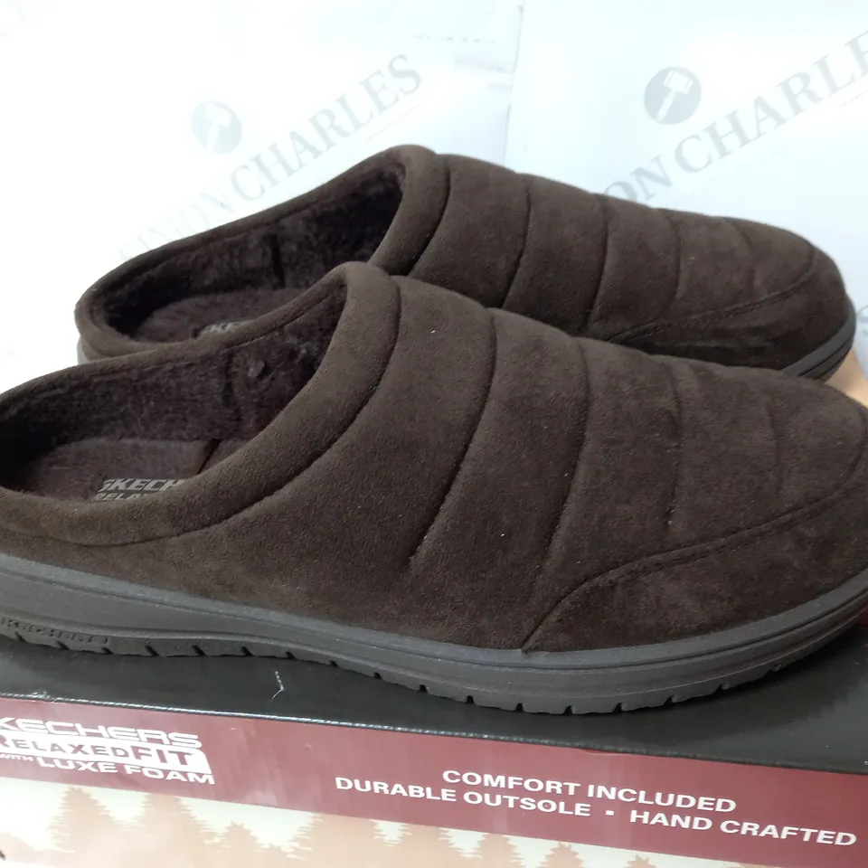 BOXED SKECHERS MURETTE SLIPPERS, CHOCOLATE SIZE 12