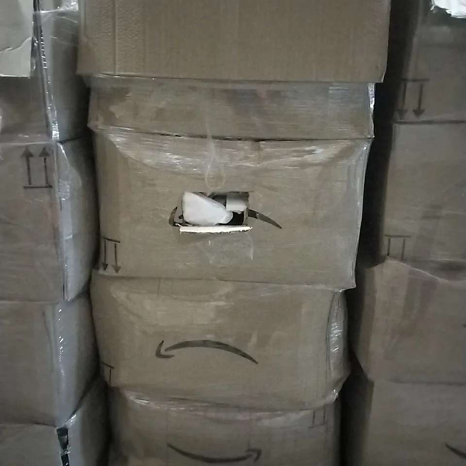 PALLET CONTAINING LARGE QUANTITIES OF PHONE CASES, PROTECTORS ETC...