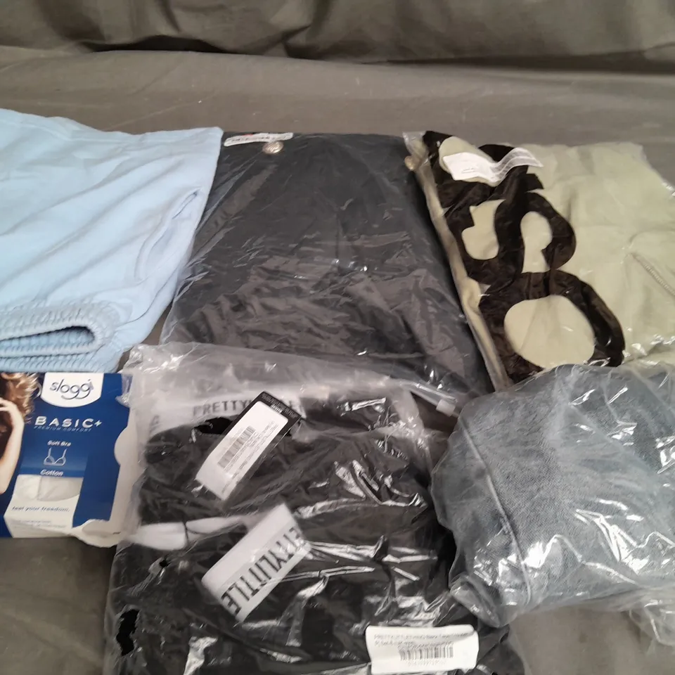 BOX OF APPROXIMATELY 25 ASSORTED CLOTHING ITEMS TO INCLUDE - T-SHIRT , DRESSES , JEANS , ETC 