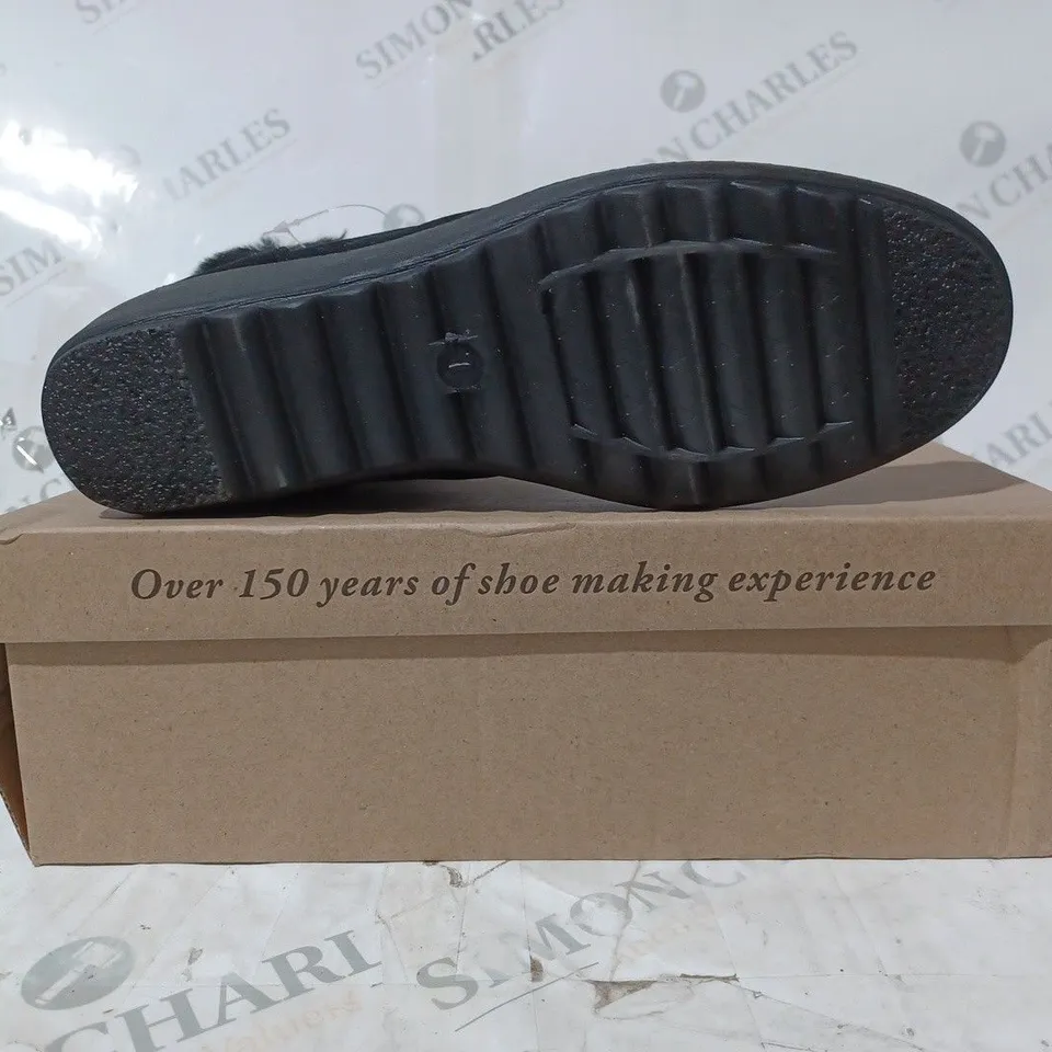 BOXED PAIR OF CUSHION-WALK FAUX FUR LINED ANKLE BOOTS IN BROWN SIZE 7