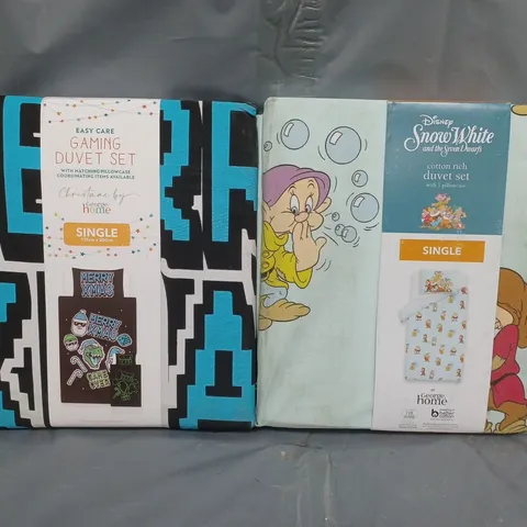 BOX OF APPROXIMATELY 10 ASSORTED HOUSEHOLD ITEMS TO INCLUDE DISNEY SNOW WHITE SINGLE DUVET SET, SINGLE GAMING DUVET SET, ETC - COLLECTION ONLY