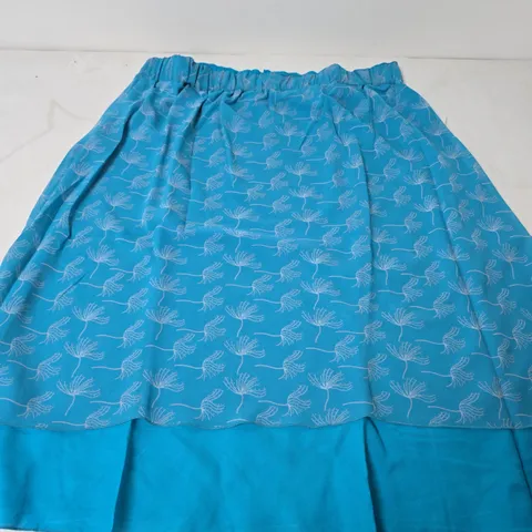 APPROXIMATELY 15 TAMSY FLORAL SKIRTS IN BLUE - LARGE