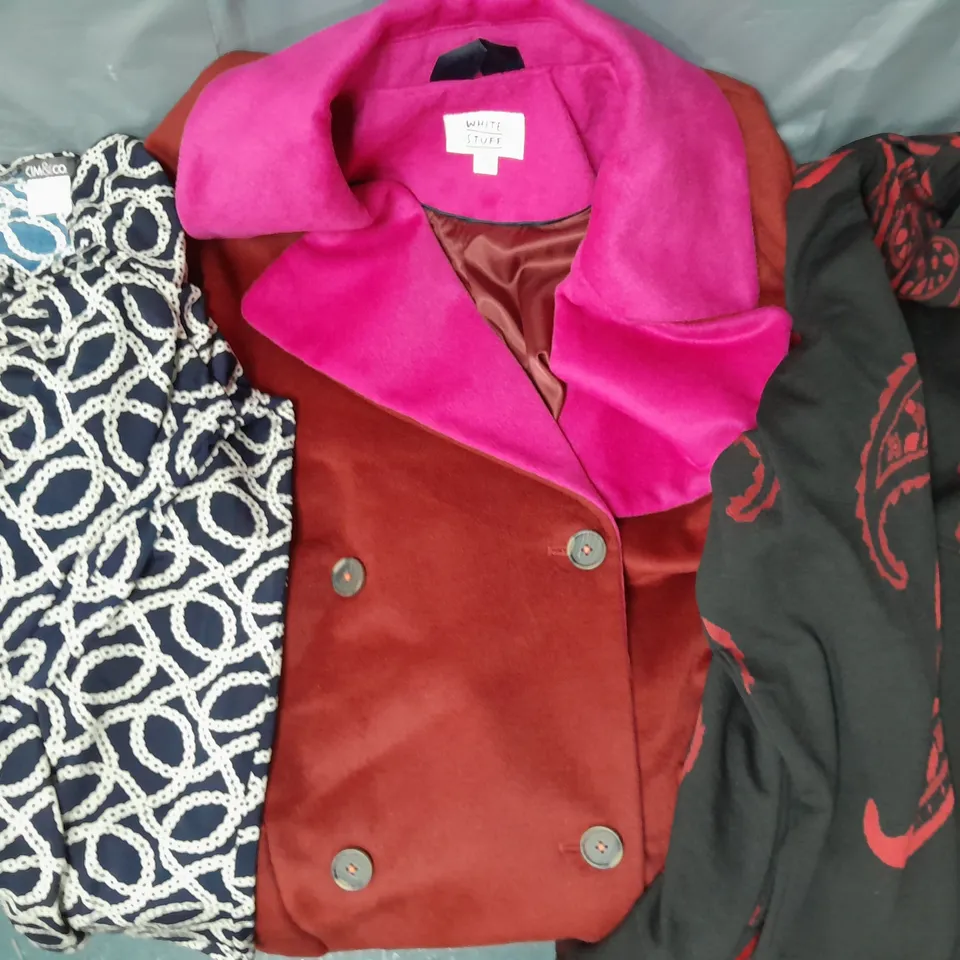 BOX OF APPROXIMATELY 10 ASSORTED CLOTHING AND FASHION ITEMS IN VARIOUS STYLES, SIZES, AND COLOURS - COLLECTION ONLY