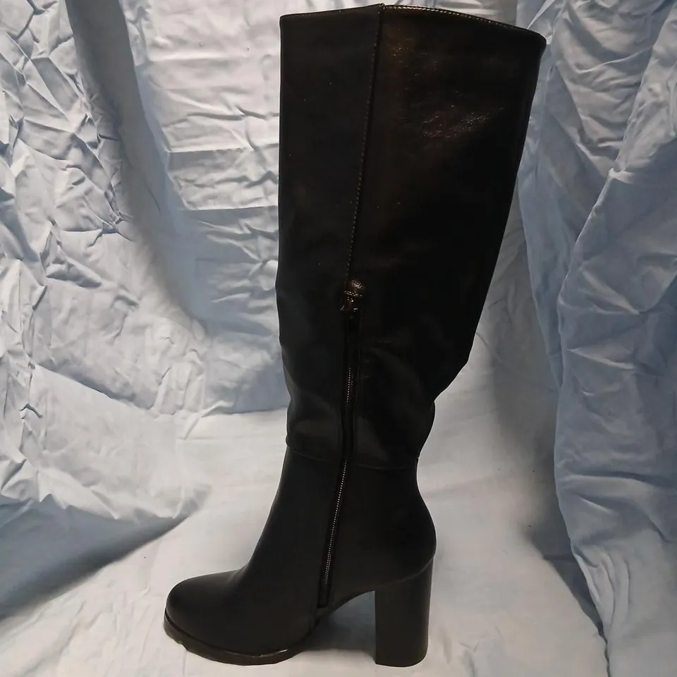 LADIES' TEXTURED PATENT BLOCK HEEL KNEE-HIGH BOOT, BLACK – UK 11