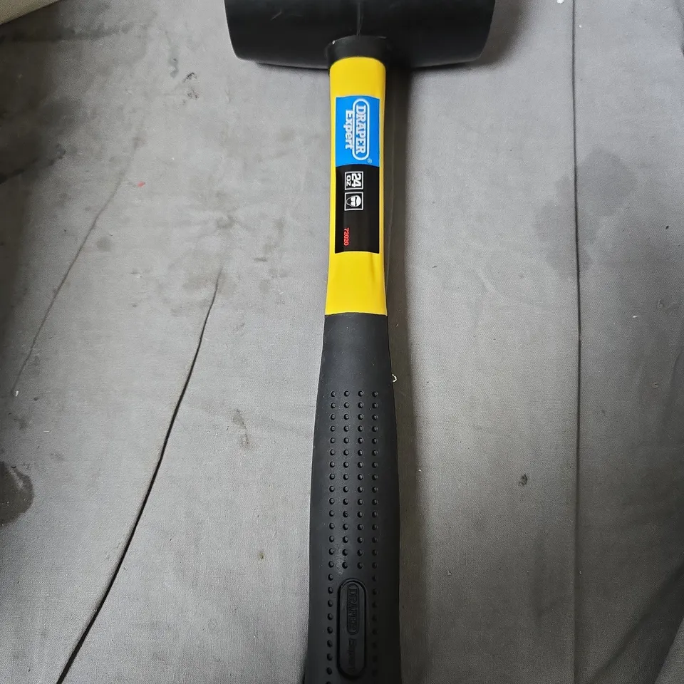 APPROXIMATELY 10 ASSORTED AUTOMOTIVE ITEMS INCLUDING EXHAUST PART , CAR PHONE HOLDER AND DRAPER 24OZ RUBBER MALLET