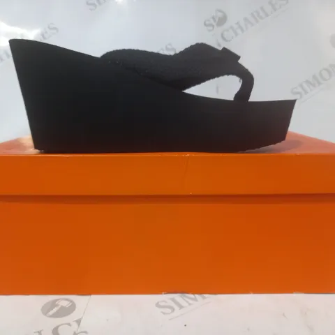 BOXED PAIR OF ROCKET DOG TOE POST WEDGE SANDALS IN BLACK UK SIZE 5