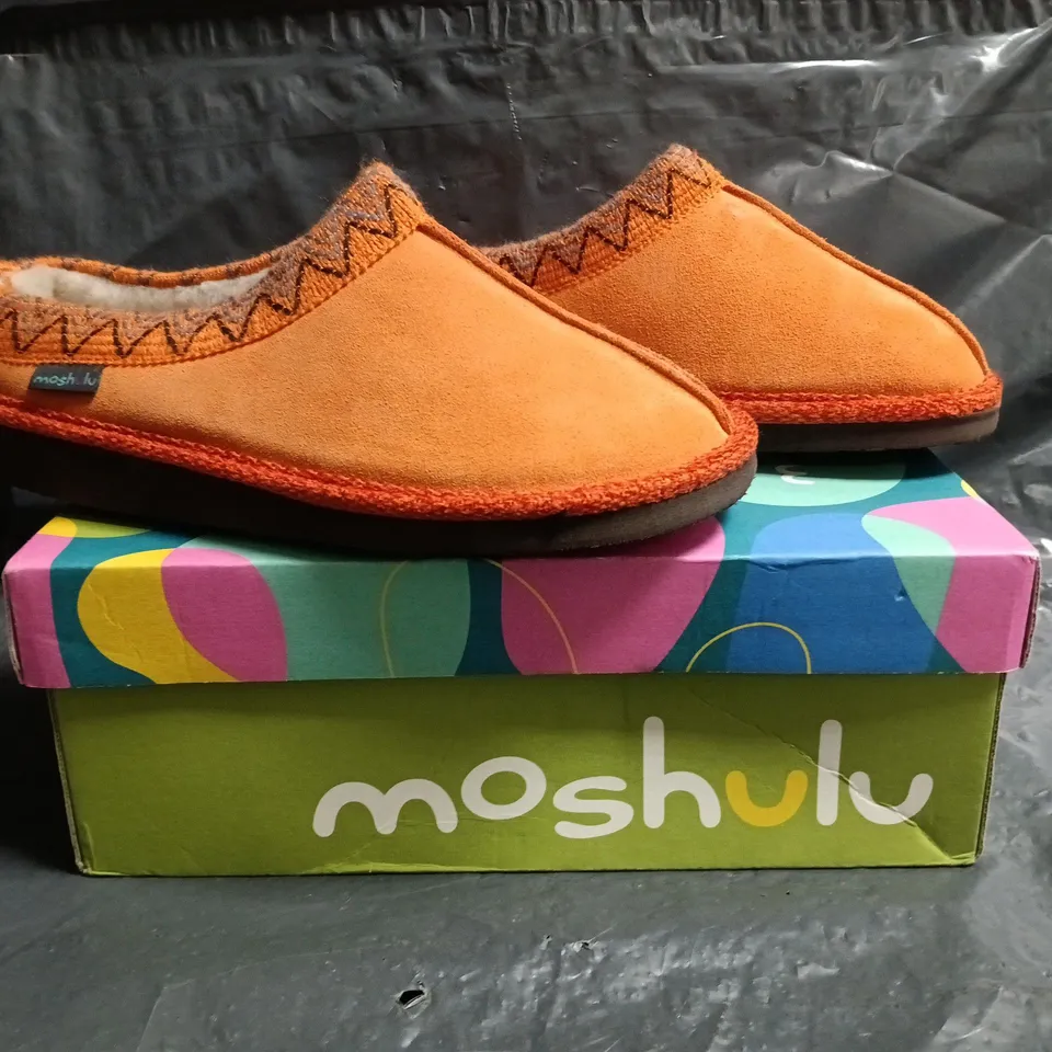 BOXED PAIR OF MOSHULU SLIP-IN SHOES IN ORANGE SIZE UK 6