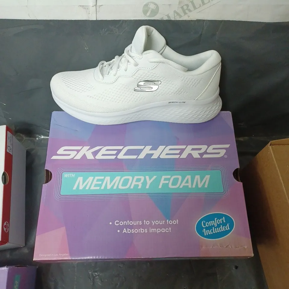 BOXED SKECHERS SKECH-LITE PRO - PERFECT TIME WITH MEMORY FOAM - WHITE - SIZE 7 UK