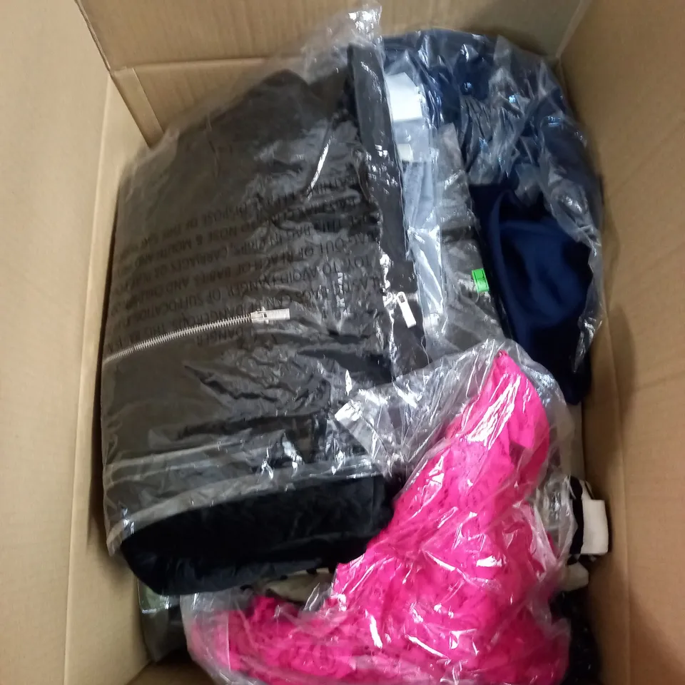 BOX OF APPROX 35 ASSORTED CLOTHING ITEMS TO INCLUDE - DRESSES, T-SHIRTS AND TROUSERS