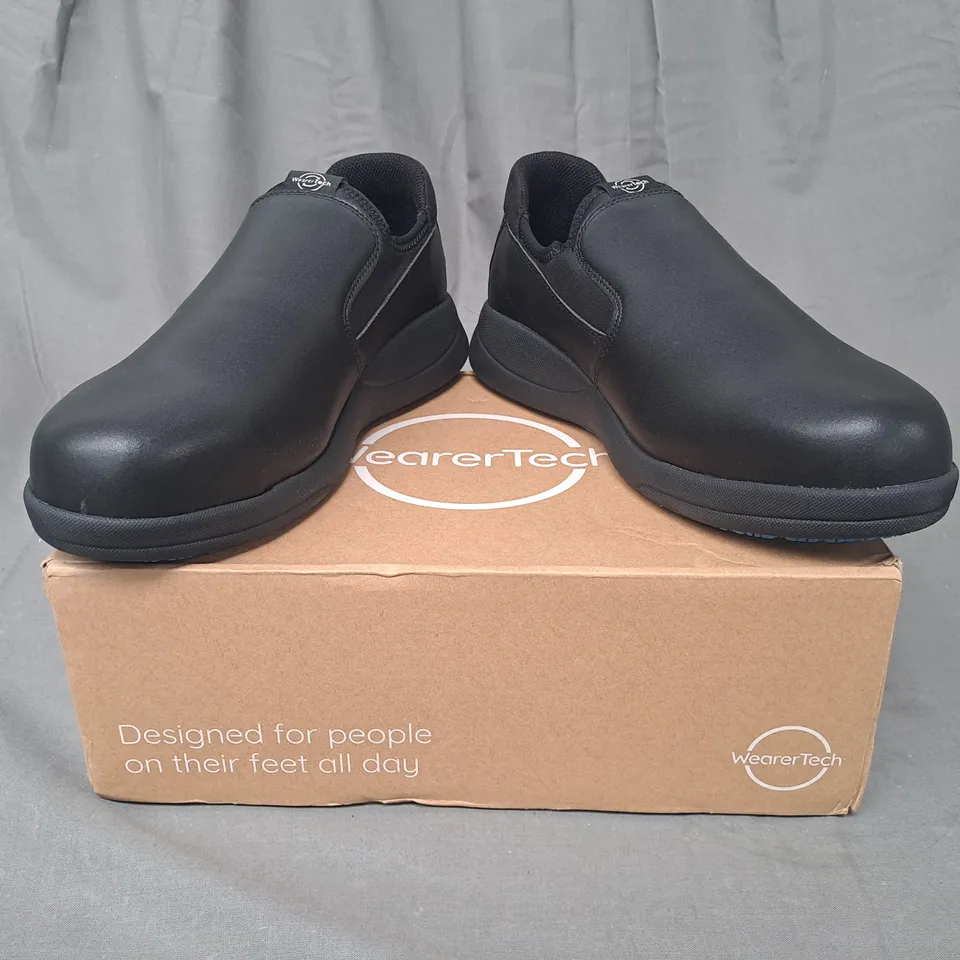 BOXED PAIR OF WEARERTECH SHOES IN BLACK UK SIZE 7