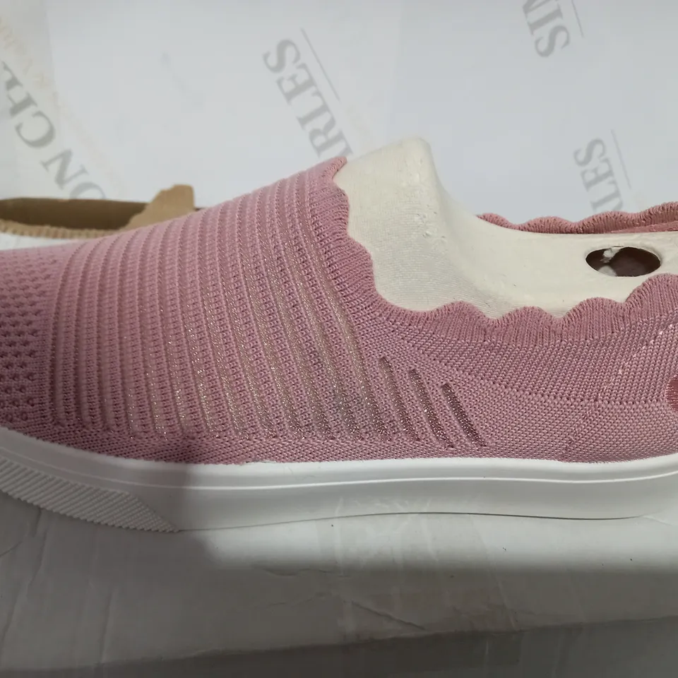 BOXED PAIR OF SKECHERS BLUSH TRAINERS - SIZE 5