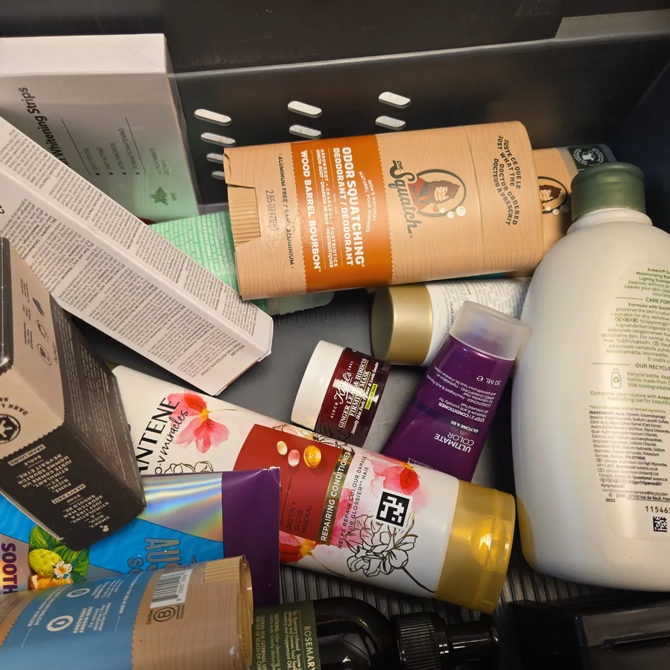 APPROX 12 ASSORTED BEAUTY PRODUCTS TO INCLUDE PANTENE SHAMPOO, CHILDS FARM SHAMPOO, DR SQUATCH SOAP, ETC