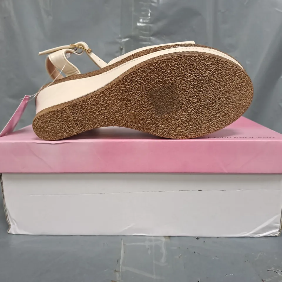 BOXED PAIR OF AJVANI COLLECTION OPEN TOE WEDGE SANDALS IN CREAM SIZE UK 5