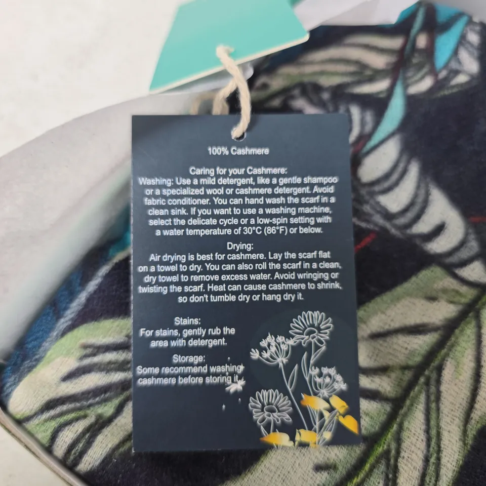 LA MAREY 100% CASHMERE SCARF – BOXED WITH TAG