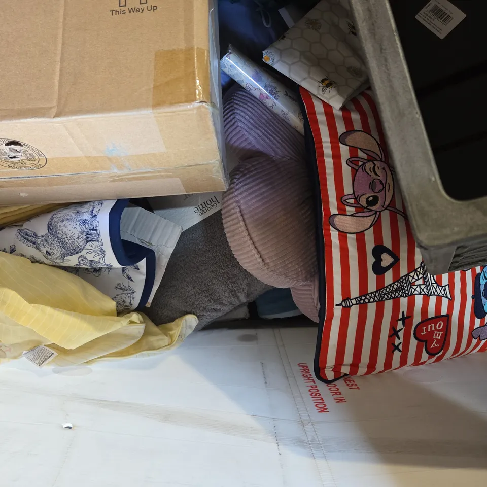 PALLET OF A LARGE ASSORTED AMOUNT OF BEDDING AND SOFT FURNISHING  AND ACCESSORIES TO INCLUDE - GREY PLANTER , BOUNCY BALL , DOOR WREATH ETC - COLLECTION ONLY