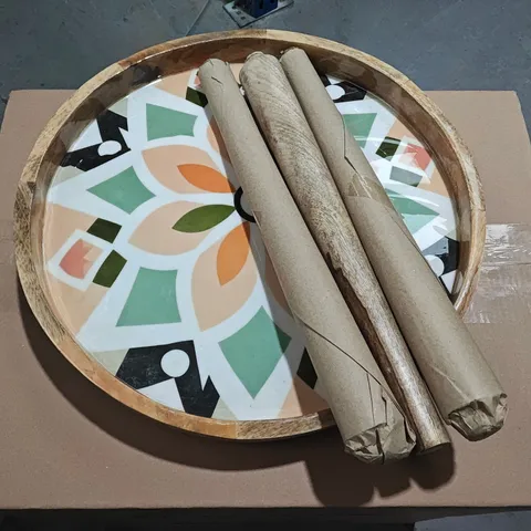 ROUND MOSAIC DECORATIVE PLATE WITH WOODEN MOUNTING BASE (UK 592G EST.)