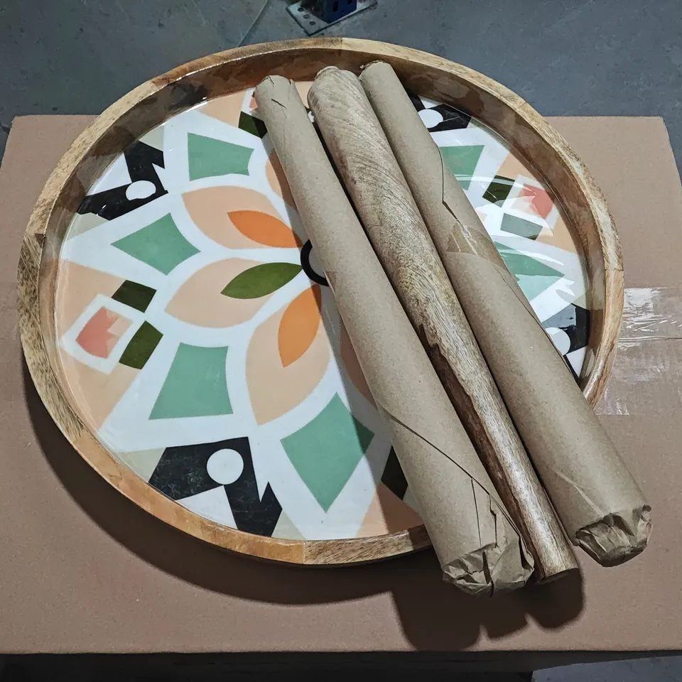 ROUND MOSAIC DECORATIVE PLATE WITH WOODEN MOUNTING BASE (UK 592G EST.)