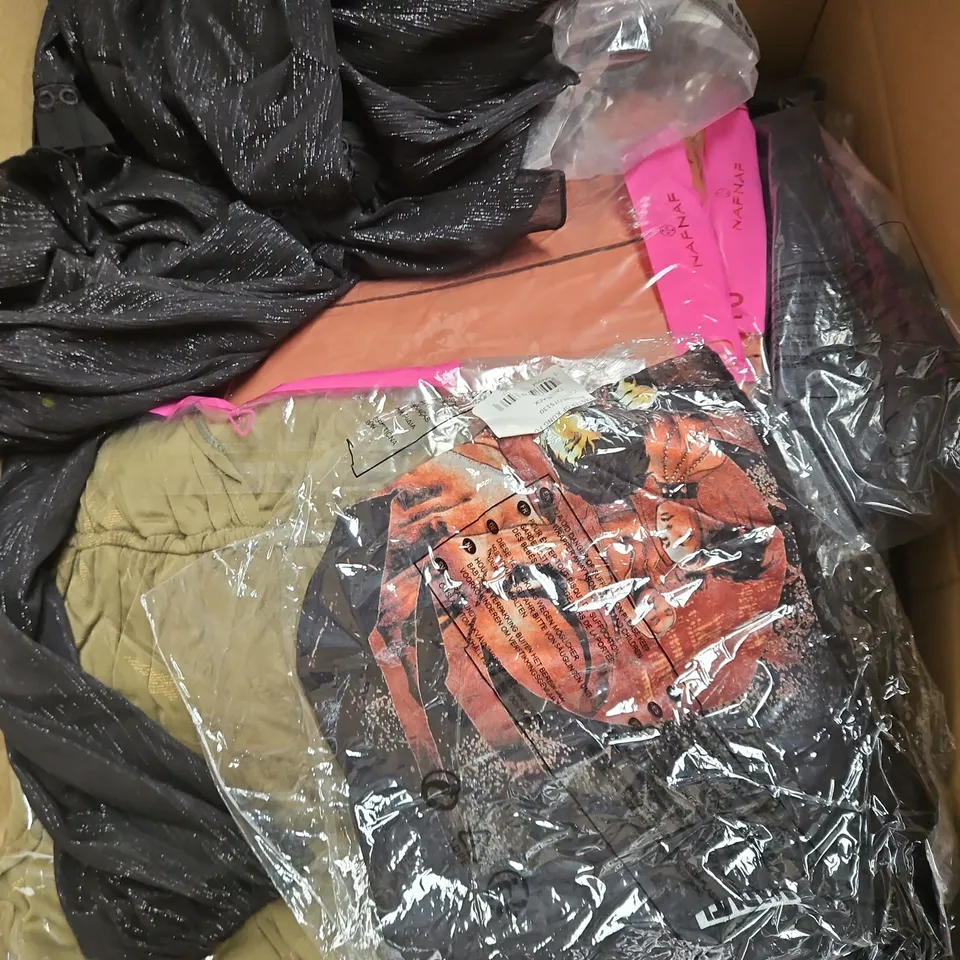 BOX OF APPROXIMATELY 20 ASSORTED CLOTHING ITEMS TO INCLUDE DRESS, JACKET, TSHIRTS, ETC
