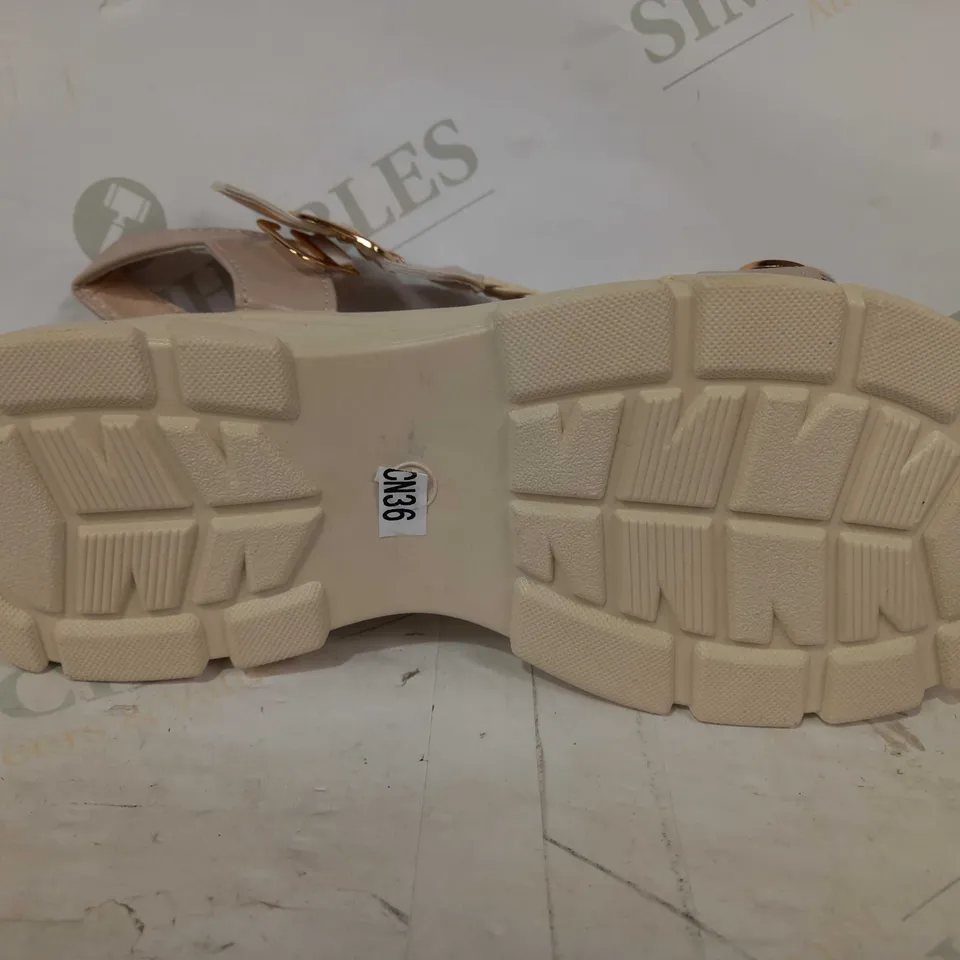 BOXED PAIR OF FASHION OPEN TOE PLATFORM SANDALS IN BEIGE SIZE UNSPECIFIED