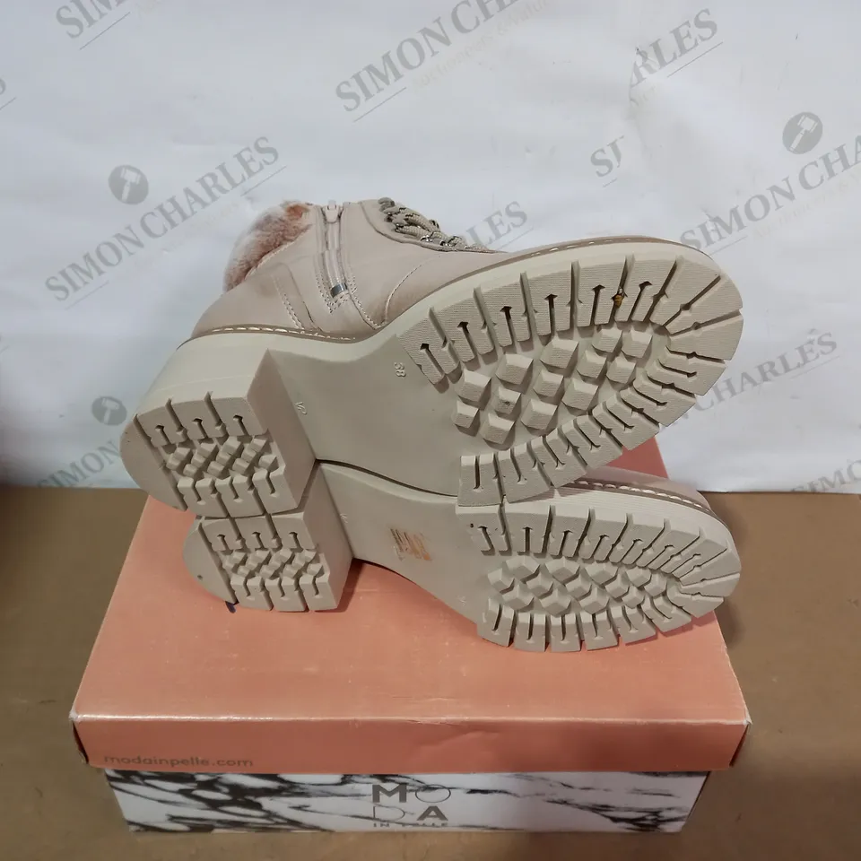 BOXED PAIR OF MODA IN PELLE BEIGE BOOTS- SIZE 38